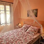 Old Town Rhapsody, Cosy 2-floor With Rooftop Bathtub, Bbq & Lounge Under Sun Umbrellas Feriehus *