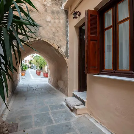 Old Town Rhapsody, Cosy 2-floor With Rooftop Bathtub, Bbq & Lounge Under Sun Umbrellas
