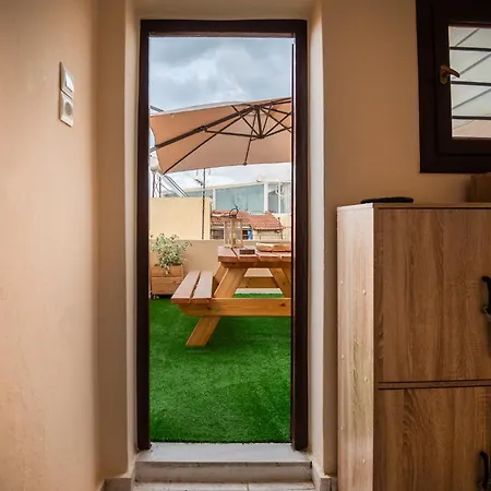 Old Town Rhapsody, Cosy 2-floor With Rooftop Bathtub, Bbq & Lounge Under Sun Umbrellas 度假居