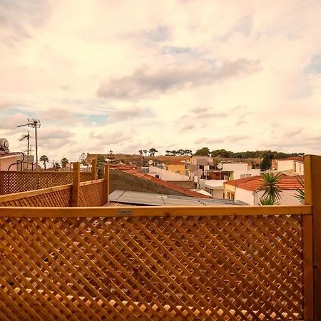 度假居 Old Town Rhapsody, Cosy 2-floor With Rooftop Bathtub, Bbq & Lounge Under Sun Umbrellas 罗希姆诺