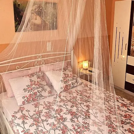 Old Town Rhapsody, Cosy 2-floor With Rooftop Bathtub, Bbq & Lounge Under Sun Umbrellas