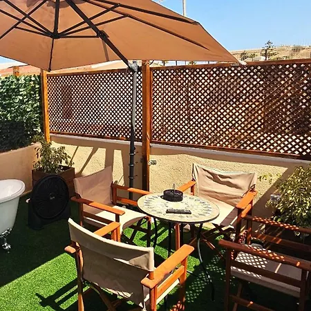 Old Town Rhapsody, Cosy 2-floor With Rooftop Bathtub, Bbq & Lounge Under Sun Umbrellas 度假居 罗希姆诺
