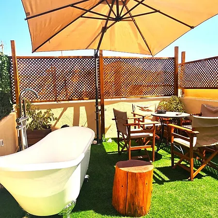 Old Town Rhapsody, Cosy 2-floor With Rooftop Bathtub, Bbq & Lounge Under Sun Umbrellas 레팀노
