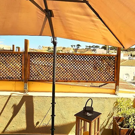 Old Town Rhapsody, Cosy 2-floor With Rooftop Bathtub, Bbq & Lounge Under Sun Umbrellas 度假居