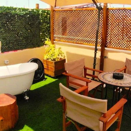 度假居 Old Town Rhapsody, Cosy 2-floor With Rooftop Bathtub, Bbq & Lounge Under Sun Umbrellas *