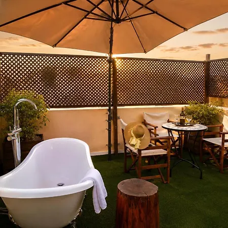 Casa vacanze Old Town Rhapsody, Cosy 2-floor With Rooftop Bathtub, Bbq & Lounge Under Sun Umbrellas *