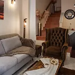 Old Town Rhapsody, Cosy 2-floor With Rooftop Bathtub, Bbq & Lounge Under Sun Umbrellas *