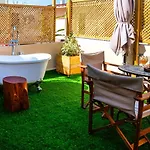 Semesterbostad Old Town Rhapsody, Cosy 2-floor With Rooftop Bathtub, Bbq & Lounge Under Sun Umbrellas *