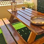 Old Town Rhapsody, Cosy 2-floor With Rooftop Bathtub, Bbq & Lounge Under Sun Umbrellas Semesterbostad *