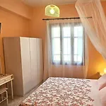 Semesterbostad Old Town Rhapsody, Cosy 2-floor With Rooftop Bathtub, Bbq & Lounge Under Sun Umbrellas