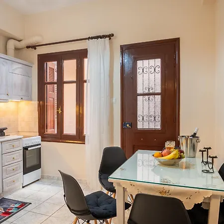 Σπίτι διακοπών Old Town Rhapsody, Cosy 2-floor With Rooftop Bathtub, Bbq & Lounge Under Sun Umbrellas