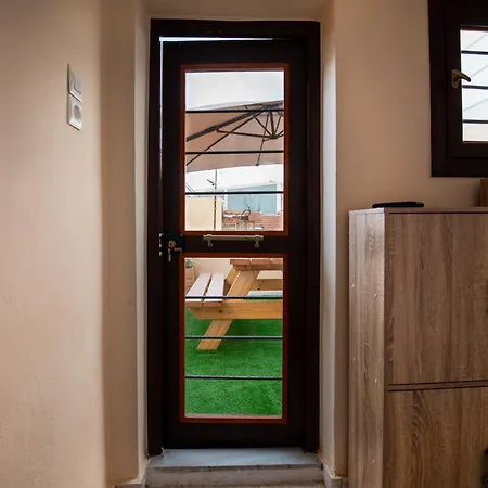 Old Town Rhapsody, Cosy 2-floor With Rooftop Bathtub, Bbq & Lounge Under Sun Umbrellas *