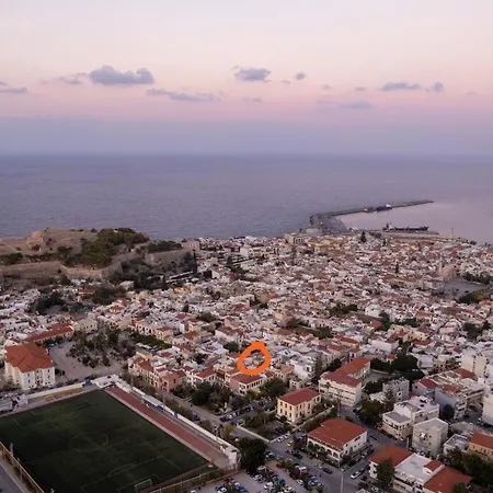 Old Town Rhapsody, Cosy 2-floor With Rooftop Bathtub, Bbq & Lounge Under Sun Umbrellas