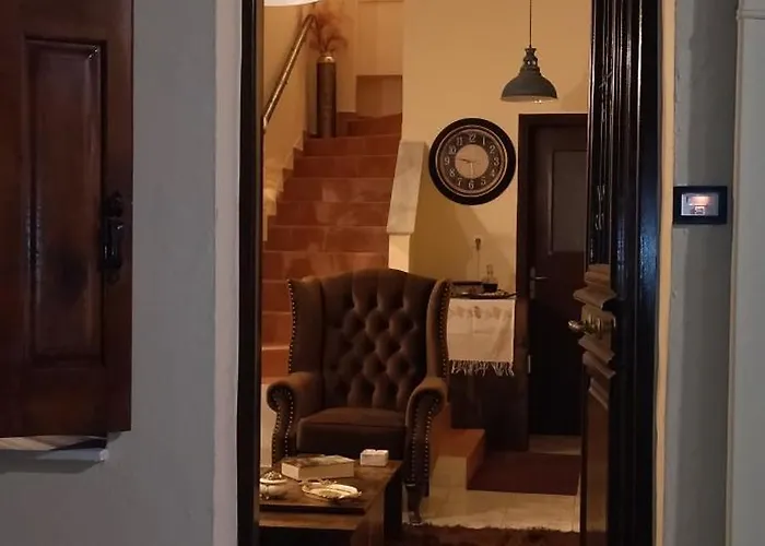 Дом отдыха Old Town Rhapsody, Cosy 2-floor With Rooftop Bathtub, Bbq & Lounge Under Sun Umbrellas