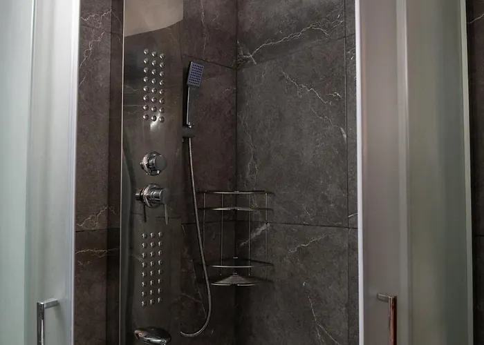 Old Town Rhapsody, Cosy 2-floor With Rooftop Bathtub, Bbq & Lounge Under Sun Umbrellas Casa vacanze Rethymno