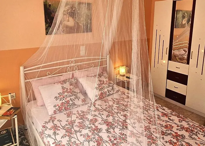 Old Town Rhapsody, Cosy 2-floor With Rooftop Bathtub, Bbq & Lounge Under Sun Umbrellas