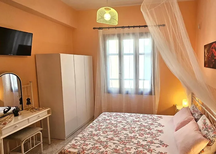 Дом отдыха Old Town Rhapsody, Cosy 2-floor With Rooftop Bathtub, Bbq & Lounge Under Sun Umbrellas