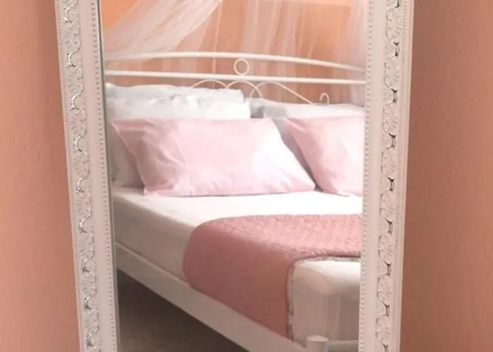 Дом отдыха Old Town Rhapsody, Cosy 2-floor With Rooftop Bathtub, Bbq & Lounge Under Sun Umbrellas