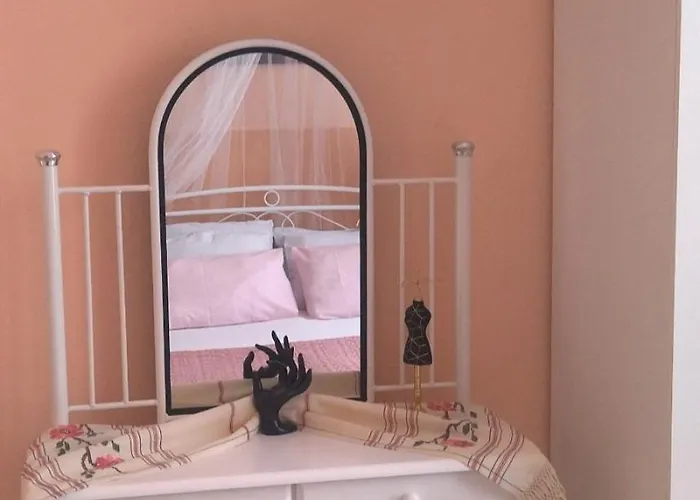 Дом отдыха Old Town Rhapsody, Cosy 2-floor With Rooftop Bathtub, Bbq & Lounge Under Sun Umbrellas Ретимно